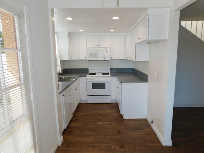 Building Photo - Lovely 2 BD 2.5 BA Two Story Townhouse