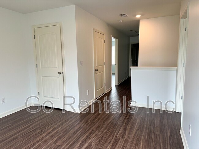 Building Photo - 236 Park View Cir