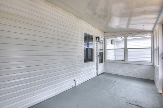 Building Photo - 103 Smallridge St