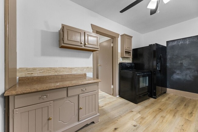 Building Photo - 2 Bed, 2 Bath Home – Prime Location Near F...