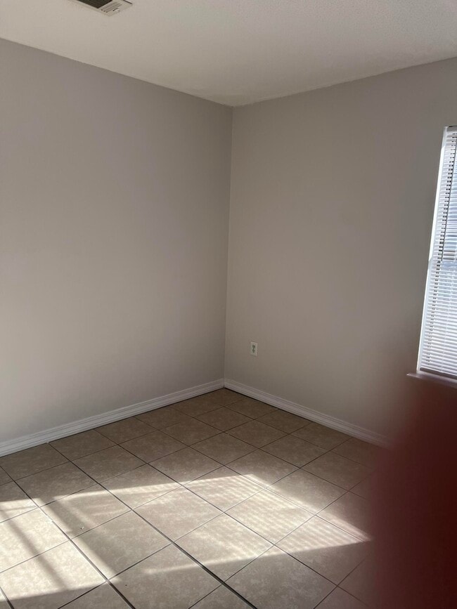 Building Photo - 122 Lake St