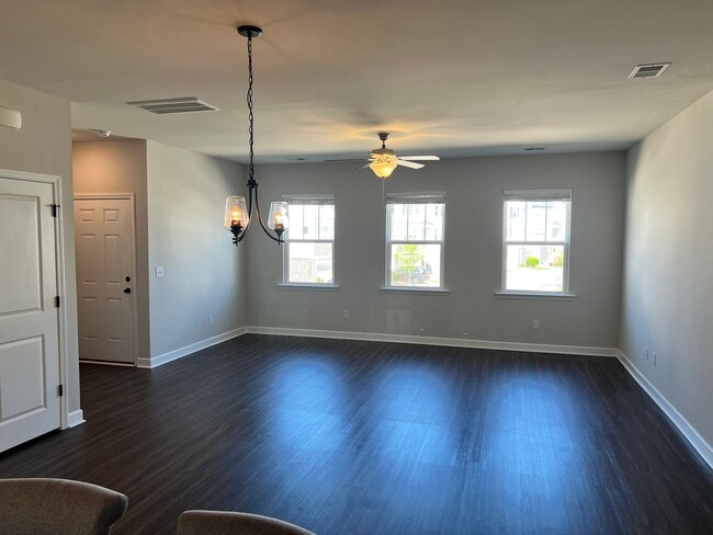 Building Photo - 575 McLernon Trce