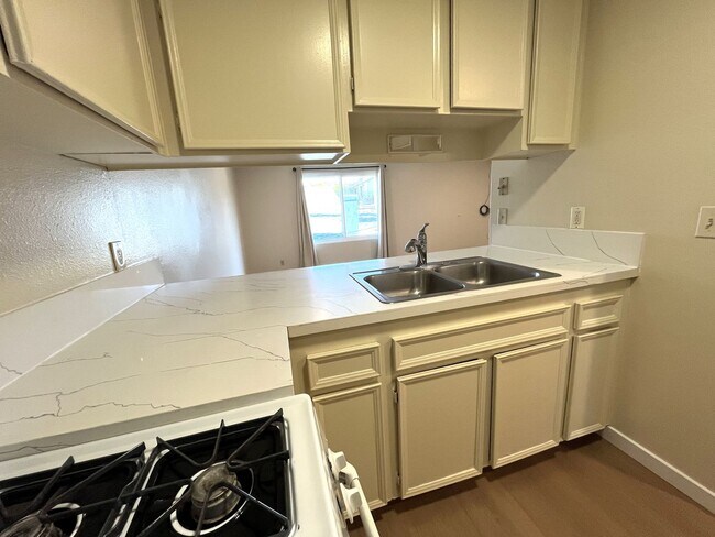 Building Photo - 2 Bedroom Apartment in North Park, Upstair...