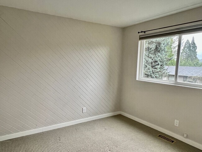 Building Photo - 4bd/2.5ba Bellevue Home