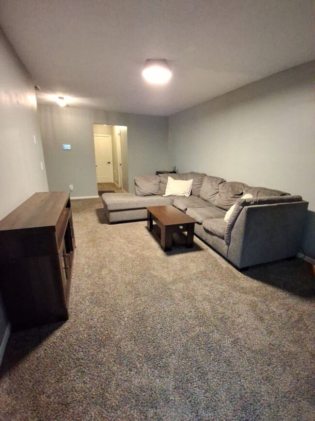 Building Photo - Open House 11/14/25 6-7pm! 3 Bedroom / 1.5...