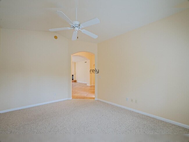 Building Photo - 4605 N Clear Creek Dr