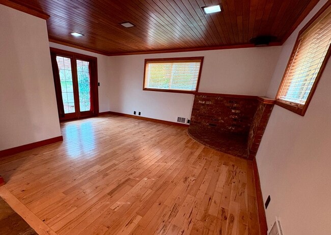 Building Photo - Spacious three bedroom rambler in Shoreline!