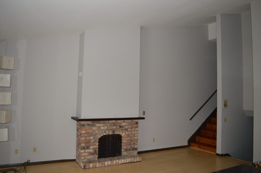 Building Photo - 6245 Charing Cross Ln