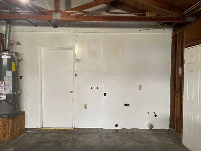 Building Photo - 1333 Woodside Dr