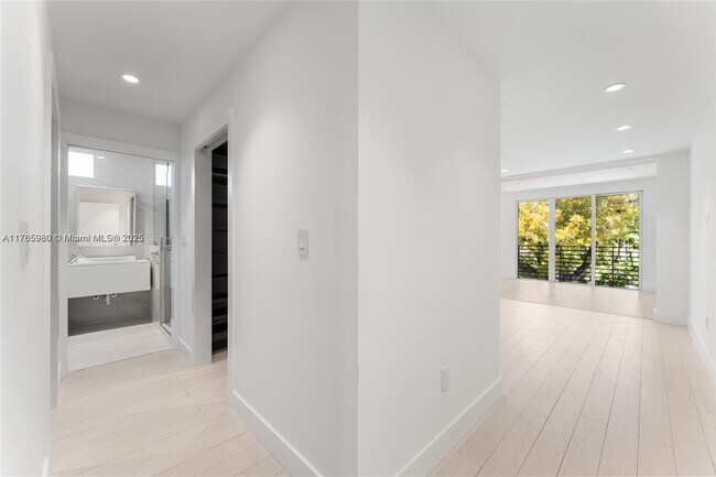 Building Photo - 1352 SW 22nd St