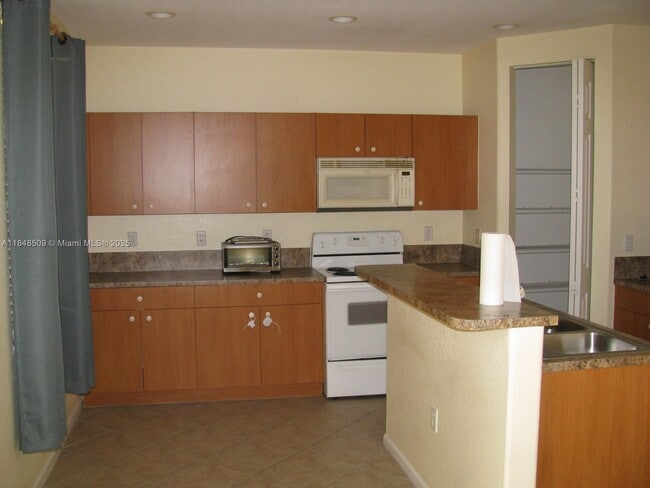 Building Photo - 2673 SW 85th Ave
