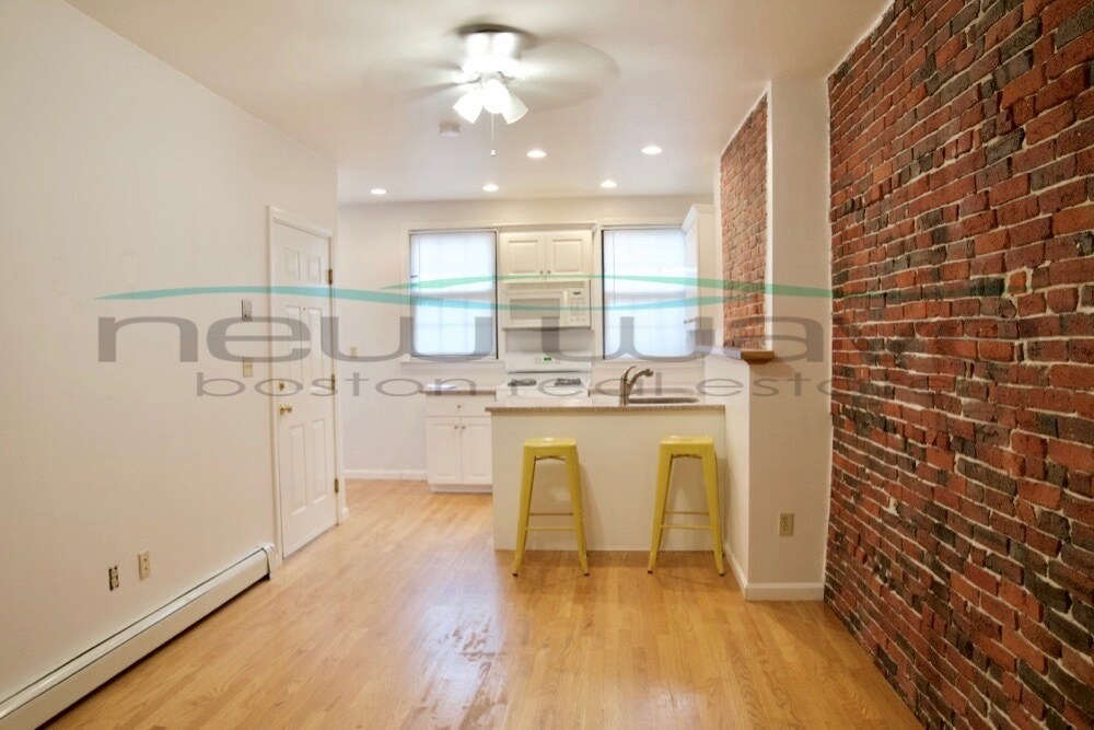 Building Photo - 73 Hudson St