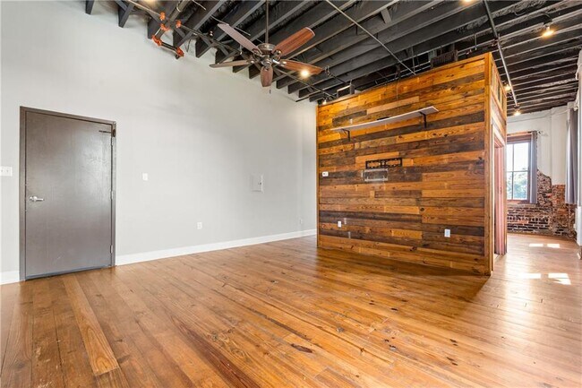 Building Photo - 558 St Francis St