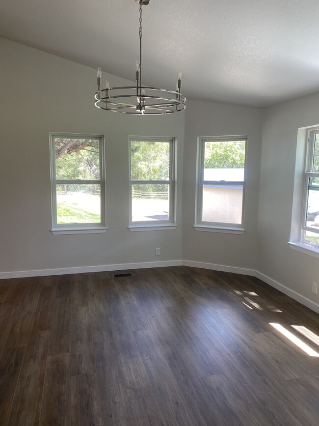 Building Photo - Country Living, 3 Bedroom, 2 Bath Home in New Castle