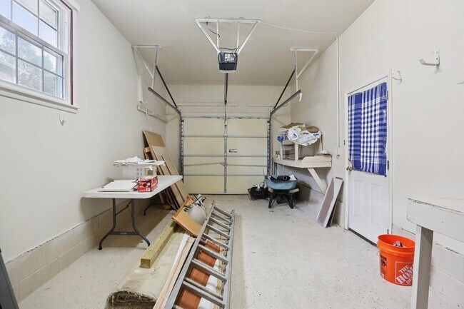 Building Photo - 8024 Regency Dr