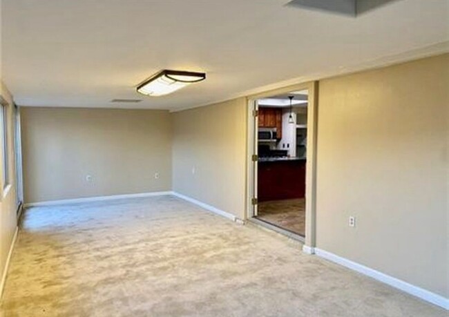 Building Photo - 126 N Woodlake St