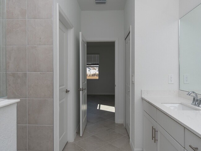 Building Photo - 11470 Burgundy Dr