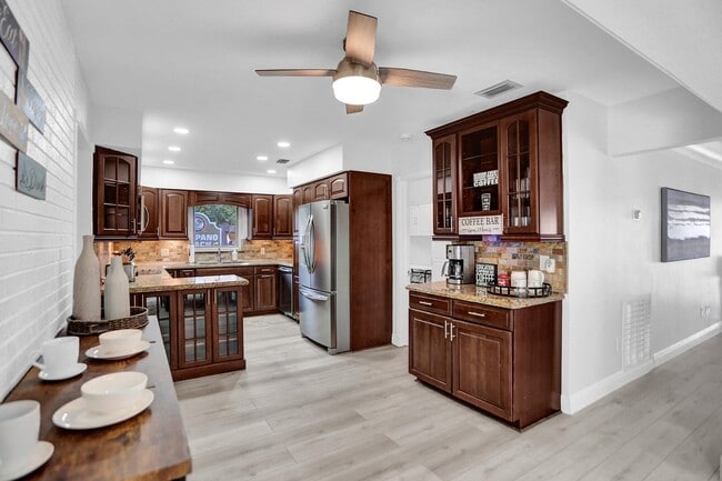 Building Photo - 470 SE 4th Ct