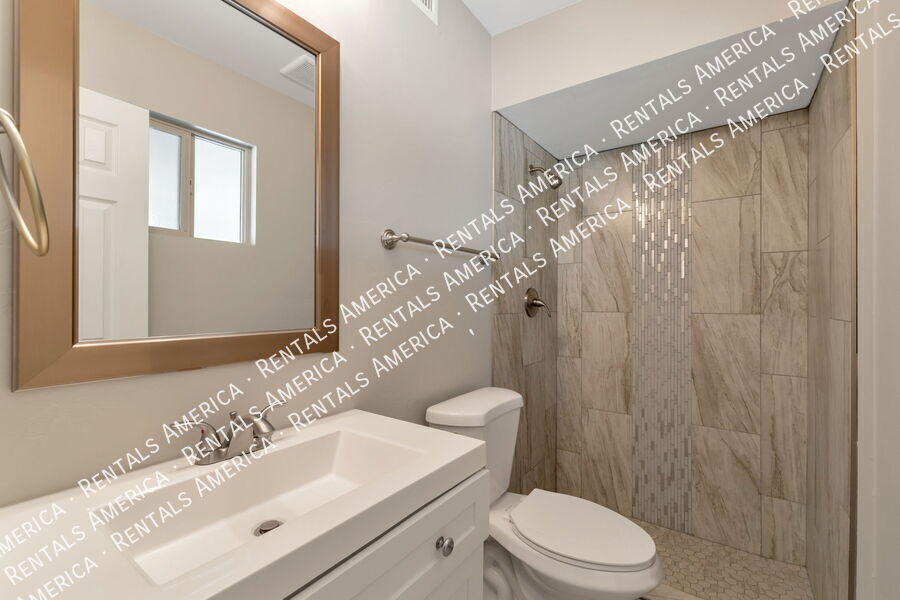 Building Photo - 4000 W Orangewood Dr