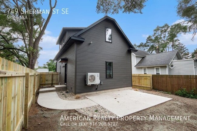 Building Photo - 749 Sherman St SE