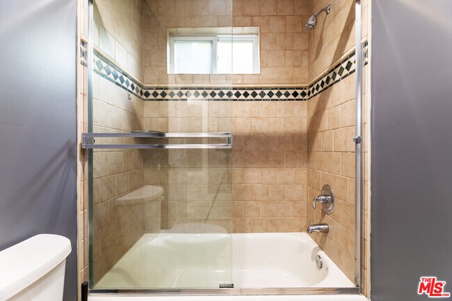 Building Photo - 1112 S Highland Ave