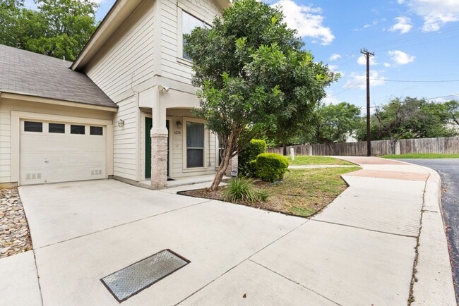 Building Photo - 3 Bedroom2.5 Bath The Plaza Subdivision
