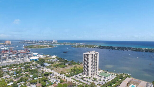 Building Photo - 5600 N Flagler Dr