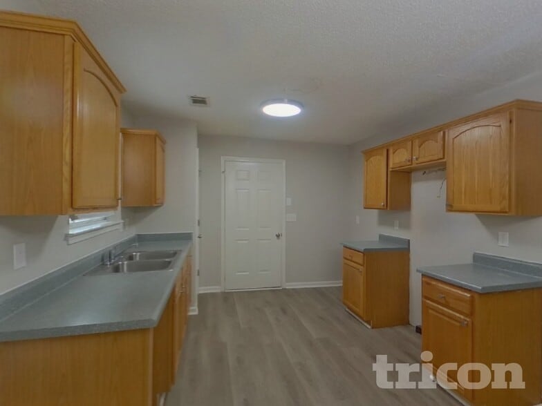 Building Photo - 7913 Four Oaks Ct