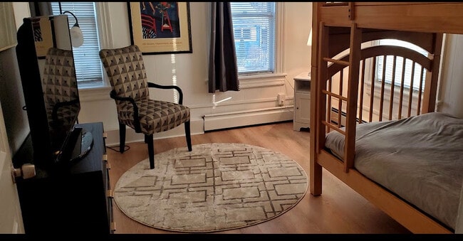 Building Photo - 905 New St