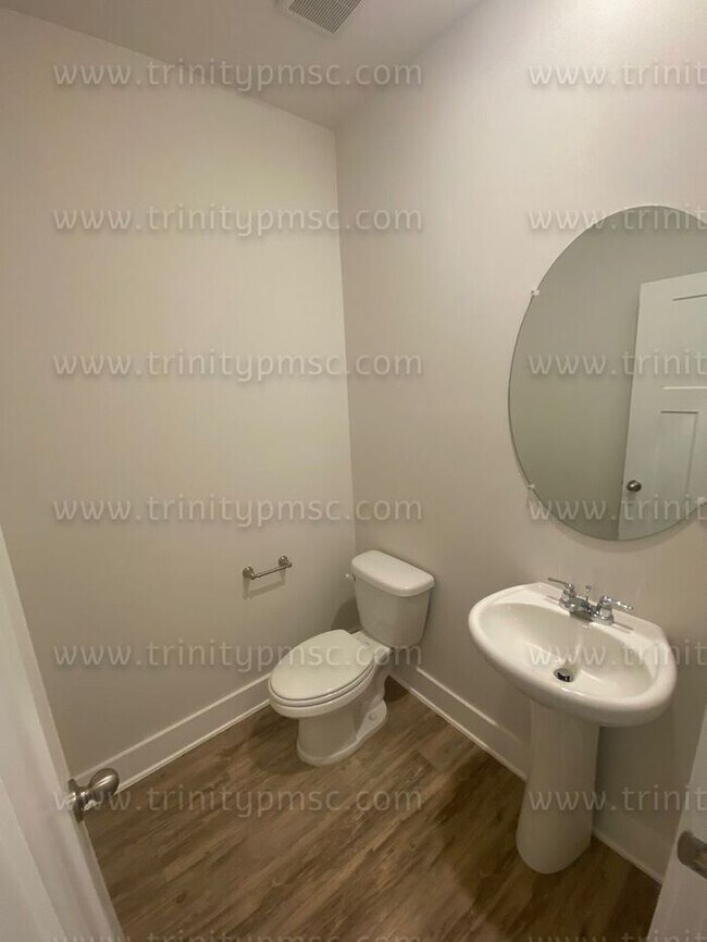 Building Photo - Gorgeous 4/2.5 waiting for you!
