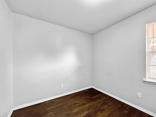 Building Photo - 4-Bedroom, 1 Bath  Single Family for Rent in Mesquite, TX | Great Backyard & Modern Kitchen