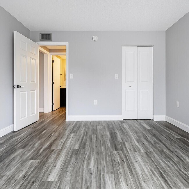 Building Photo - 704 SW 81st Ave