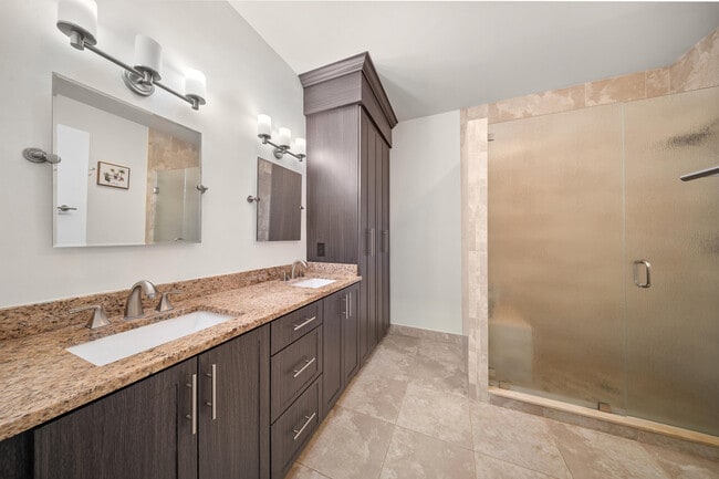 Building Photo - 7903 Plantation Lakes Dr