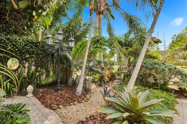 Building Photo - 1613 SW 5th Ct