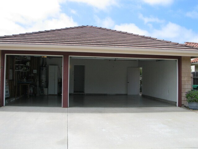 3 Car Garage - 2740 Waterbury Way