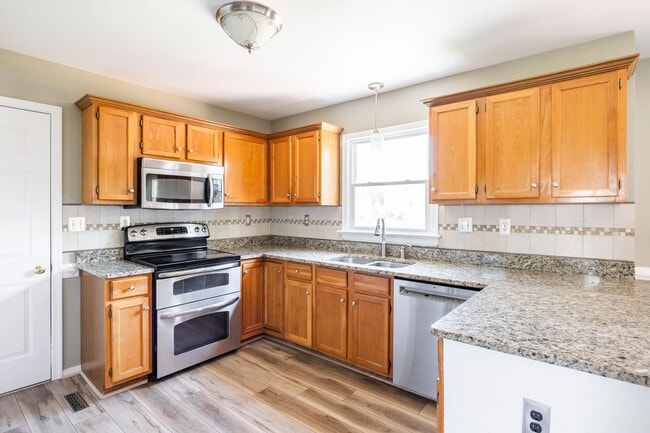 Building Photo - Large 4 Bedroom, 2.5 Bathroom Home in Mech...