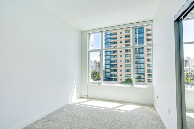 Building Photo - Water Views in the Pinnacle Marina