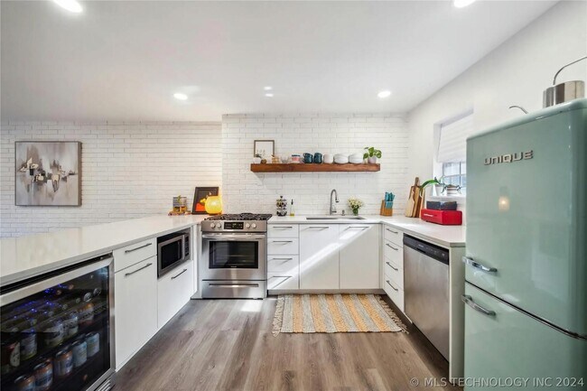 Building Photo - 1107 E 45th Pl