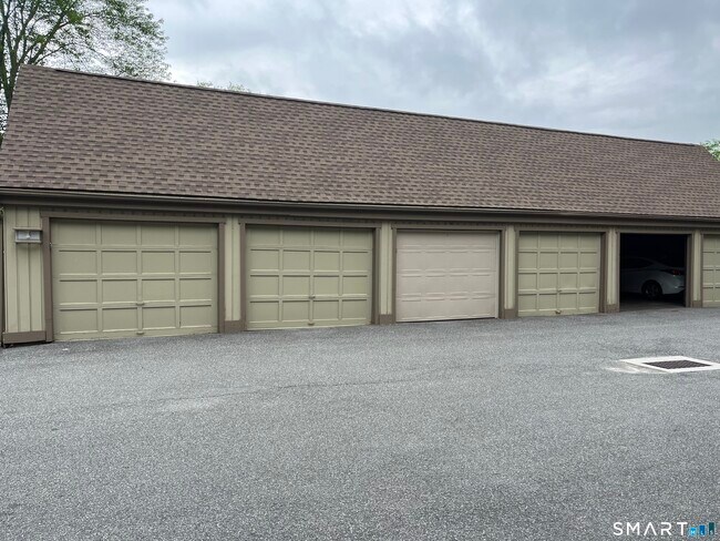 Building Photo - 451 Heritage Vlg