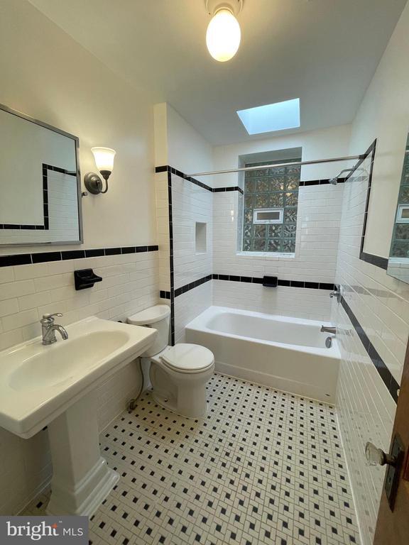 Building Photo - 539 24th St NE