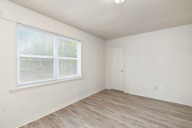 Building Photo - Renovated 3 Bedroom Unit!