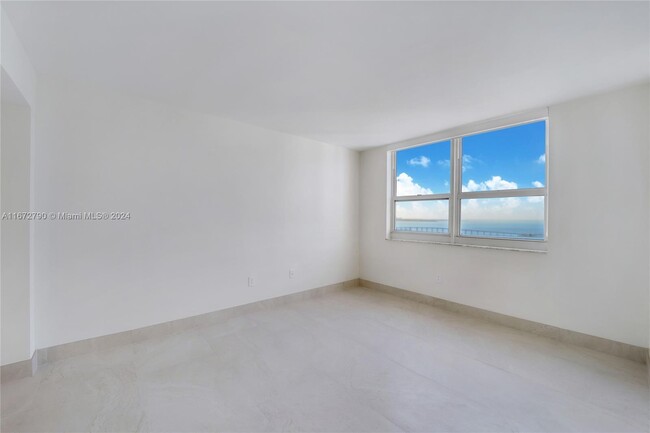 Building Photo - 1155 Brickell Bay Dr