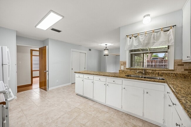 Building Photo - 2019 Woodvine Dr