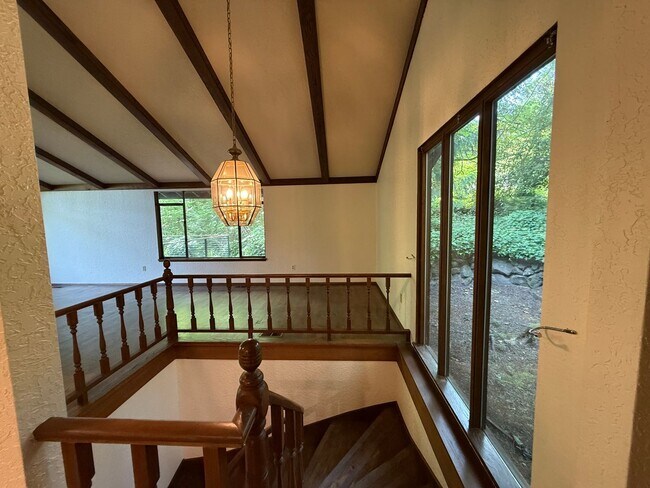 Building Photo - 3 Bed 2.5 Bath in the Heart of Bellevue