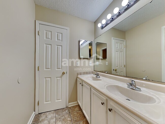 Building Photo - 2483 Ambrosia Dr