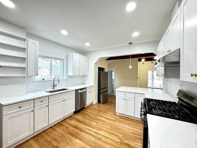 Building Photo - 98 Safford St