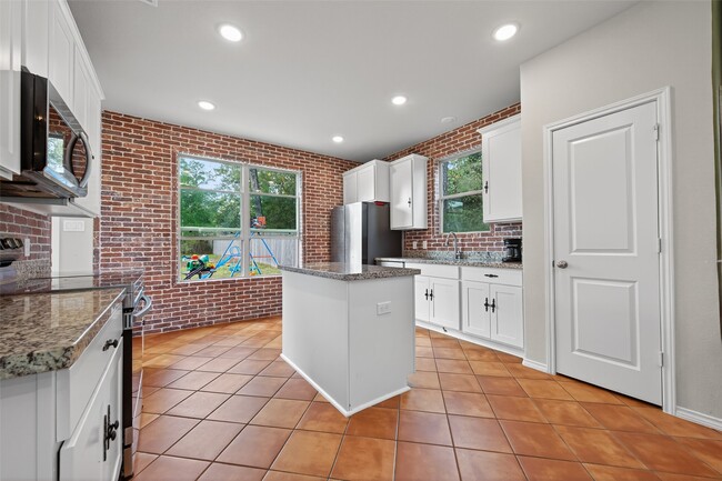 Building Photo - 804 Pearl River