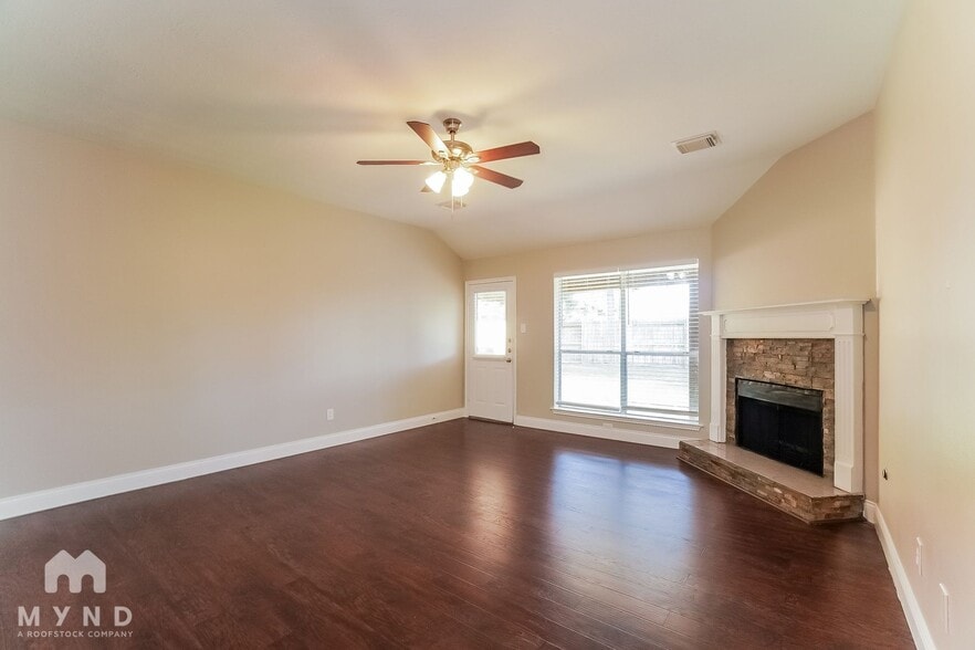 Building Photo - 12035 Thornecrest Dr