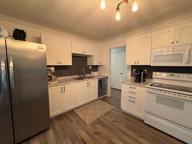 Building Photo - 10412 Pinedale Dr