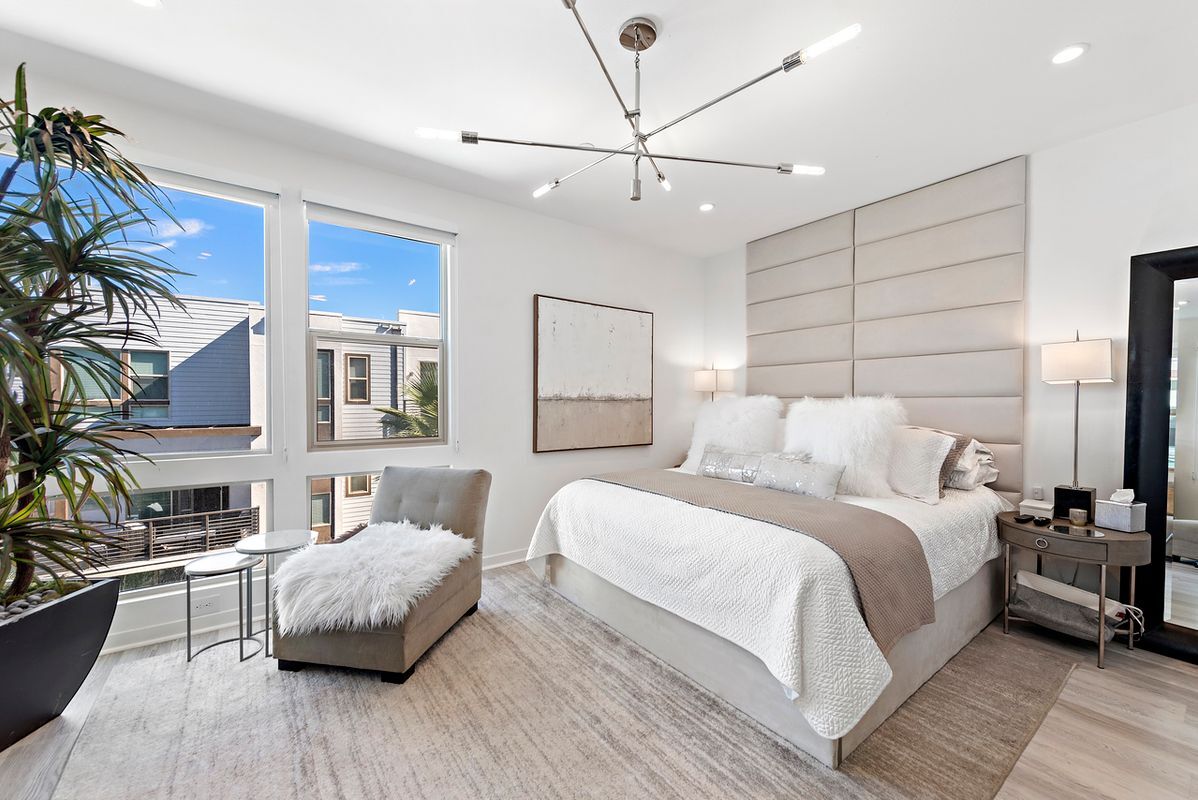 Building Photo - 213 Placemark